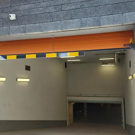 Jk 47 A Z Miejscem Postojowym W Garazu * Варшава