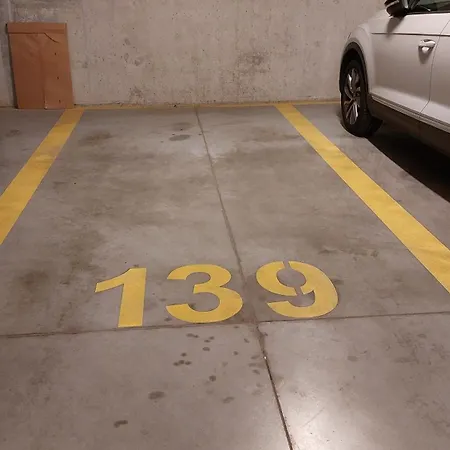 Jk 47 A Z Miejscem Postojowym W Garazu *