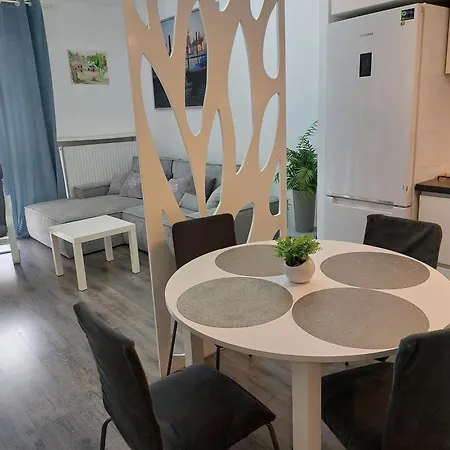 Jk 47 A Z Miejscem Postojowym W Garazu 아파트