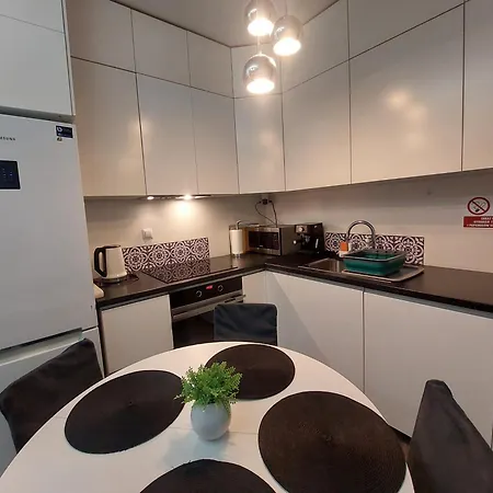 Jk 47 A Z Miejscem Postojowym W Garazu شقة وارسو