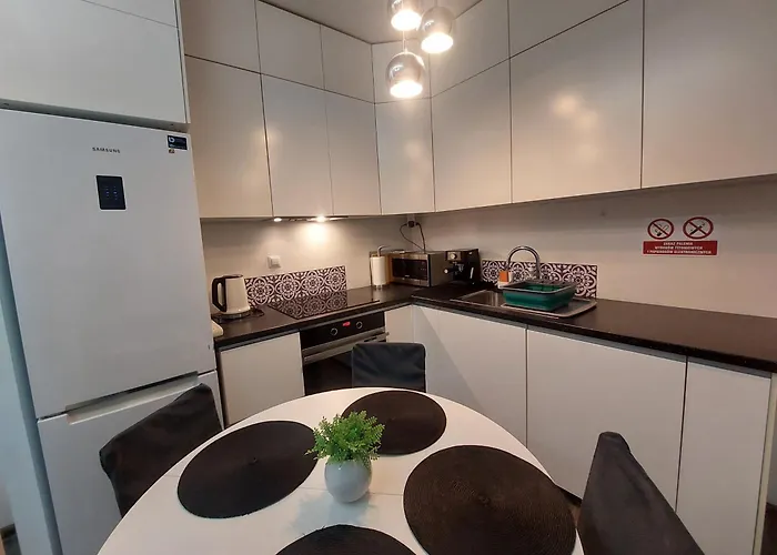 Jk 47 A Z Miejscem Postojowym W Garazu شقة وارسو